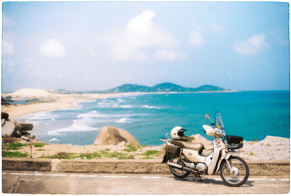 Since it's quite close to the city center and located on the mainland, visitors can easily reach Eo Gio by motorbike or car (Source: Pexels)